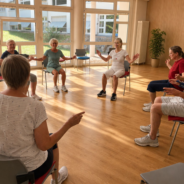 Christine Brehm leitet beim Neurotango eine Sitzübung im Stuhlkreis